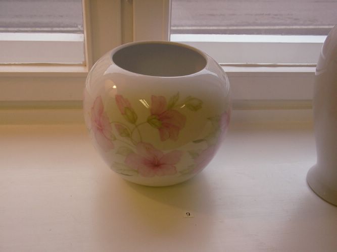 9. Py�re�t kukkavaasit / pari (posliini, 1992, Q 18) * [Klikkaa isommaksi kuvaksi]