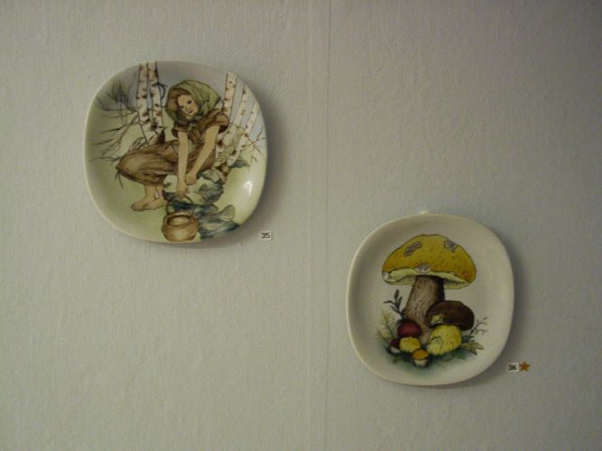 35. Tytt� l�hteell� (sein�lautanen, 1996, 20 x 20) * & 36. Sienet (sein�lautanen, 1997, 20 x 20) * [Klikkaa isommaksi kuvaksi]