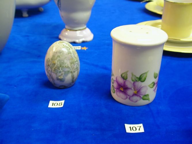 107. Orvokkisirotin (posliini, 1996, 8,5) & 108. Mets�� sirottimessa (posliini/dippi, 1996, 7) * [Klikkaa isommaksi kuvaksi]